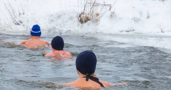 Elbląski Klub Morsów zrzeszający amatorów kąpieli zimą świętuje jubileusz 40 lat istnienia. W niedzielę młodzi, starsi i najstarsi członkowie stowarzyszenia będą kąpać się w morzu w Kątach Rybackich.