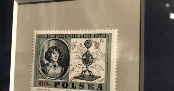 Wystawę „Mikołaj Kopernik – astronom i ekonomista” można oglądać w Muzeum Poczty i Telekomunikacji we Wrocławiu. Zobaczymy na niej polskie znaczki pocztowe i banknoty przedstawiające postać tego wybitnego naukowca oraz jego dokonania. Nie tylko w sferze astronomii, ale też ekonomii.