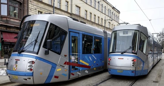 Miasto musi wykonać szybki - bo tygodniowy - remont fragmentu torowiska na ulicy Borowskiej, przy wrocławskim Dworcu Autobusowym. Prace ruszają dziś (11.03). Powodują konieczność zmiany tras tramwajów, bo wiążą się dla nich z brakiem przejazdu między Dworcem Głównym, a ul. Glinianą. W czasie trwania remontu zamiast tramwaju pojedzie tam autobus.