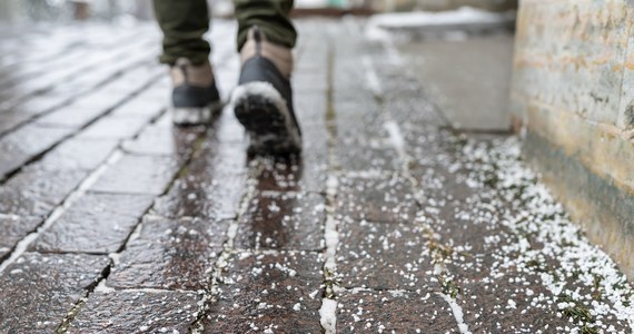 Ostrzeżenie przed oblodzeniem dróg po opadach deszczu i śniegu wydał w sobotę dla Lubelszczyzny Instytut Meteorologii i Gospodarki Wodnej. Temperatura w nocy może spaść do minus 5 st. Celsjusza przy gruncie. Alert ważny jest do godz. 8 rano w niedzielę.