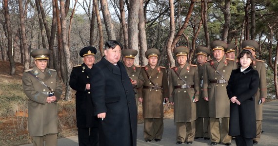 Córka Kim Dzong Una po raz kolejny w ostatnich miesiącach pojawiła się publicznie. Przywódca Korei Płn. obserwował razem z córką wystrzelenie pocisku rakietowego. 