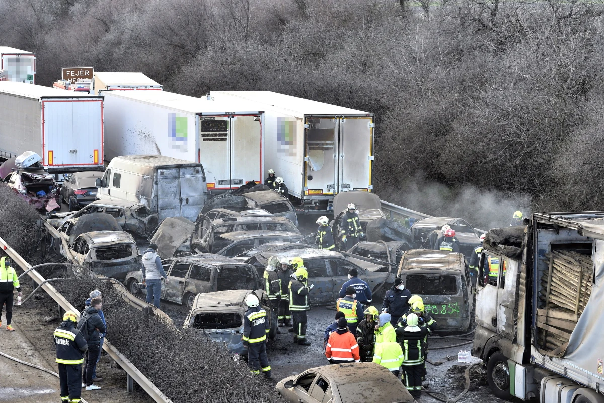 Dramatyczne sceny rozegrały się w sobotnie popołudnie na autostradzie M1 na Węgrzech. W potężnym karambolu wzięło udział kilkadziesiąt samochodów, wiele z nich spłonęło. Ponad 30 osób zostało rannych.