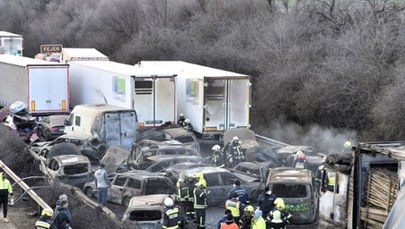 Spalone samochody na autostradzie. Gigantyczny karambol na Węgrzech