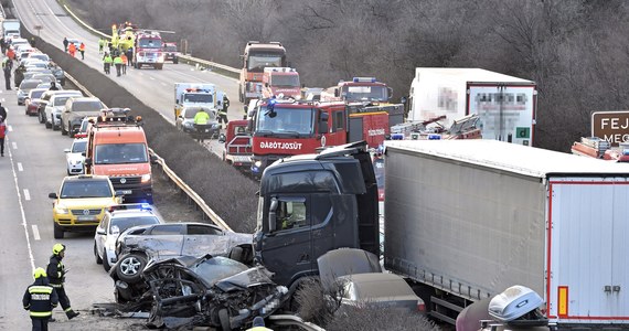 W sobotnim karambolu na autostradzie w pobliżu Budapesztu zginęła jedna osoba, a kilkadziesiąt zostało rannych. To najnowsze informacje węgierskiej policji. Zderzyło się ponad 40 samochodów, w tym pięciu ciężarówek. 