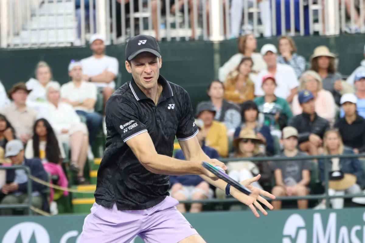 Hubert Hurkacz pokonał Australijczyka Alexeia Popyrina 6:3, 6:3 i awansował do trzeciej rundy (1/16 finału) tenisowego turnieju ATP 1000 na twardych kortach w kalifornijskim Indian Wells. Jego kolejnym rywalem będzie Amerykanin Tommy Paul.