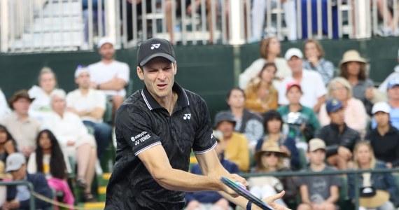 Hubert Hurkacz pokonał Australijczyka Alexeia Popyrina 6:3, 6:3 i awansował do trzeciej rundy (1/16 finału) tenisowego turnieju ATP 1000 na twardych kortach w kalifornijskim Indian Wells. Jego kolejnym rywalem będzie Amerykanin Tommy Paul.