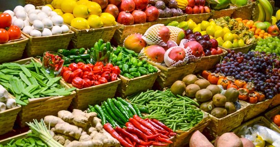 W Wielkiej Brytanii w supermarketach wprowadzono limit trzech pomidorów na klienta. W Holandii można kupić maksymalnie dwie papryki. W Niemczech klienci skarżą się na ceny ogórków, z kolei w Hiszpanii rolnicy patrolują w nocy pola przed złodziejami owoców i warzyw. Na Słowacji głośno jest o "kryzysie cebulowym".