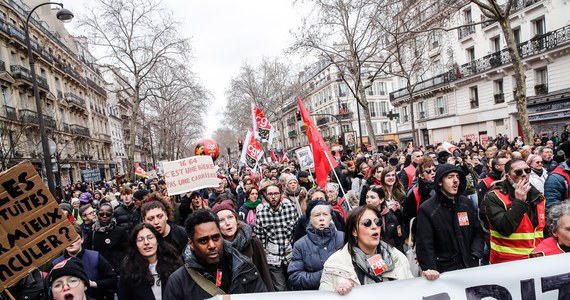 Francuski Senat przegłosował projekt reformy emerytalnej, której głównym punktem jest podniesienie wieku emerytalnego z 62 do 64 lat. Za ustawą głosowało 195 senatorów, 112 było przeciw.