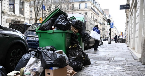 Paryż, nazywany Miastem Świateł, ma problem ze śmieciami. Potężne strajki wymierzone przeciwko reformie emerytalnej doprowadziły do tego, że na ulicach stolicy Francji stoją kubły, z których wysypują się odpadki. Mimo protestów Senat przegłosował w sobotę projekt reformy, której głównym punktem jest podniesienie wieku emerytalnego z 62 do 64 lat.