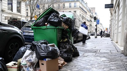 Kubły i wysypujące się z nich śmieci. Tak wygląda dziś Paryż [FILMY]