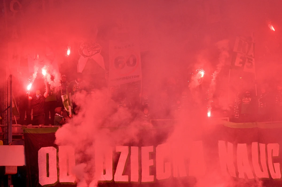 Siedem osób zatrzymała policja po niespokojnym meczu Korony Kielce z Radomiakiem Radom. W trakcie sobotniego spotkania pseudokibice obu drużyn m.in. odpalali racę. Dzisiaj wszyscy zatrzymani odpowiedzą za swoje zachowanie przed sądem - przekazała Małgorzata Perkowska-Kiepas z kieleckiej policji.