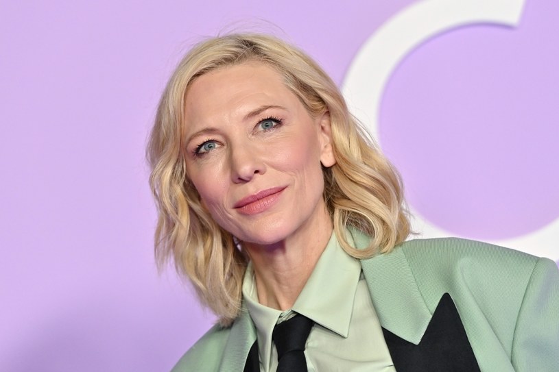 "To był wyjątkowo niebezpieczny i potencjalnie kończący karierę projekt" - powiedziała Cate Blanchett o filmie "Tár", gdy niedawno odbierała nagrodę BAFTA za rolę w tej produkcji. Ale to właśnie ryzyko, jakie niosło ze sobą zagranie wybitnej dyrygentki oskarżonej o stosowanie przemocy wobec podwładnych, sprawiło, że przyjęła tę rolę. Australijska gwiazda nie byłaby sobą, gdyby się bała grać kontrowersyjną postać. "Odrzucam role, które nie pozwalają na odkrycie czegoś nowego, nie mają w sobie ryzyka" - stwierdziła w rozmowie z "Interview". Dowodem na to, że ryzyko się opłaca, są jej dwa Oskary. Trzeci może trafić w ręce Blanchett już w niedzielę w nocy.