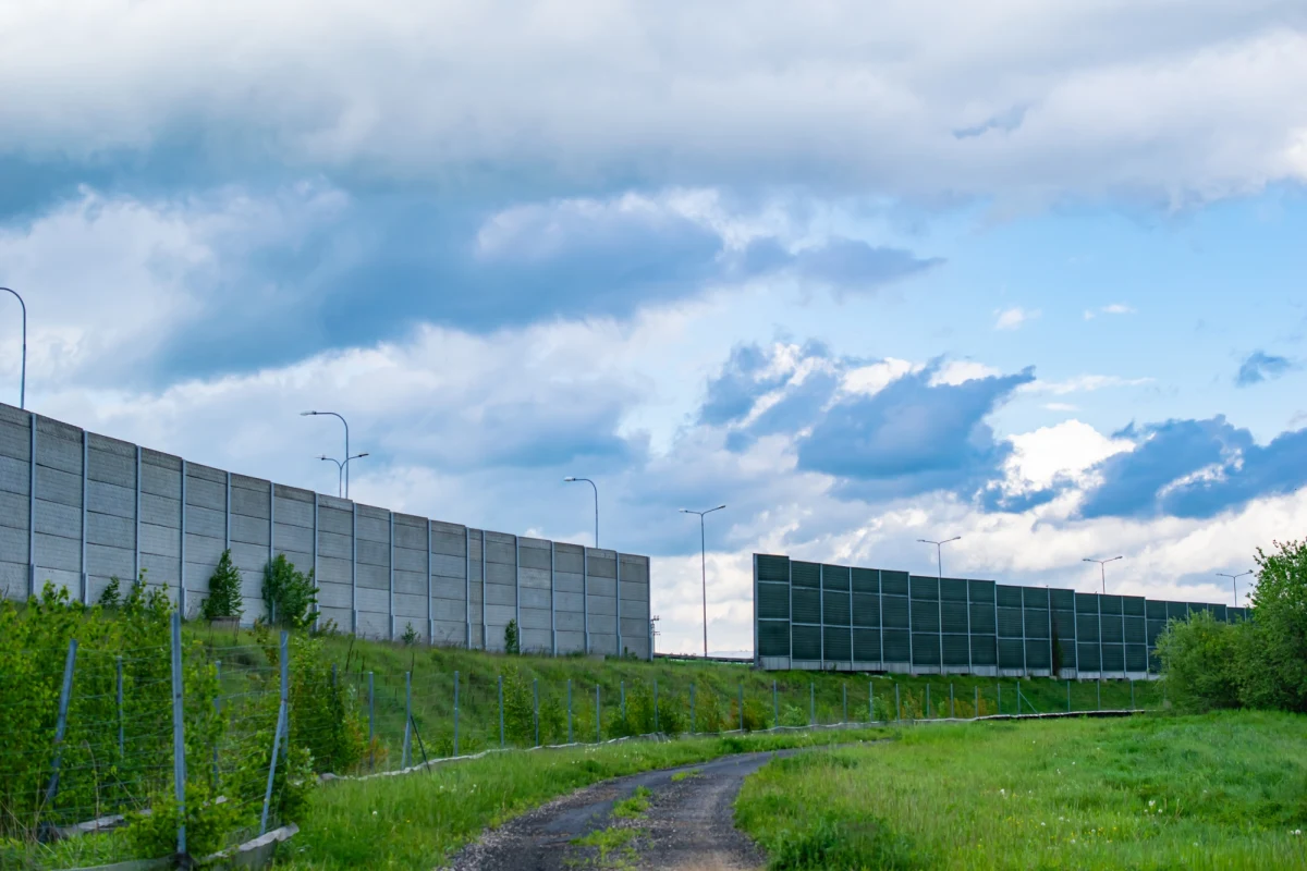 ​Mieszkańcy 9 miejscowości w okolicy Trójmiasta, leżących w pobliżu oddanej kilka miesięcy temu Trasy Kaszubskiej, chcą budowy ekranów akustycznych. Chcą, by GDDKiA jak najszybciej przeprowadziła badania poziomu hałasu i podjęła decyzja o budowie ekranów. Planują także przeprowadzenie własnych badań.