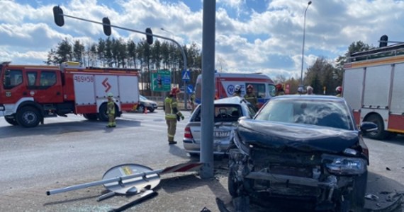 W Rzgowie w powiecie łódzkim doszło do poważnego wypadku. W zderzeniu 2 samochodów ranne zostały 4 osoby. W sumie w pojazdach znajdowało się 5 pasażerów.