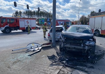 ​4 osoby ranne w zderzeniu 2 samochodów. Poważny wypadek w Rzgowie