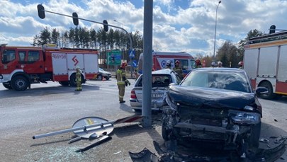 ​4 osoby ranne w zderzeniu 2 samochodów. Poważny wypadek w Rzgowie