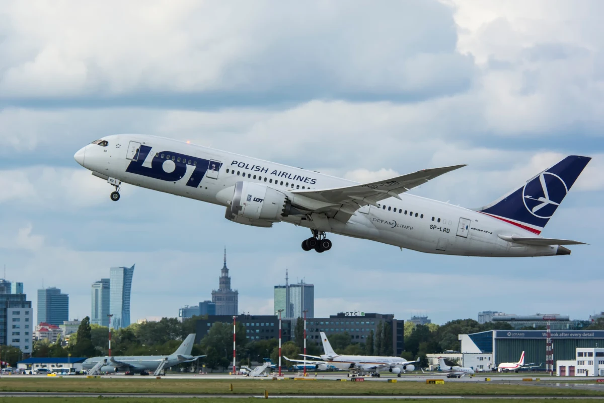 Z powodu usterki technicznej dreamliner lecący z Warszawy do Seulu wraca na lotnisko Chopina - poinformował rzecznik prasowy Polskich Linii Lotniczych LOT Krzysztof Moczulski.