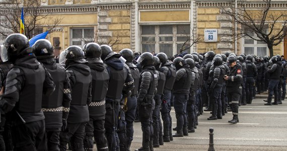 Mołdawska policja zatrzymała w Kiszyniowie 54 osoby, które miały zamiar wziąć udział w zaplanowanej tego dnia demonstracji i "zachowywały się podejrzanie". Wśród zatrzymanych jest 12 niepełnoletnich.