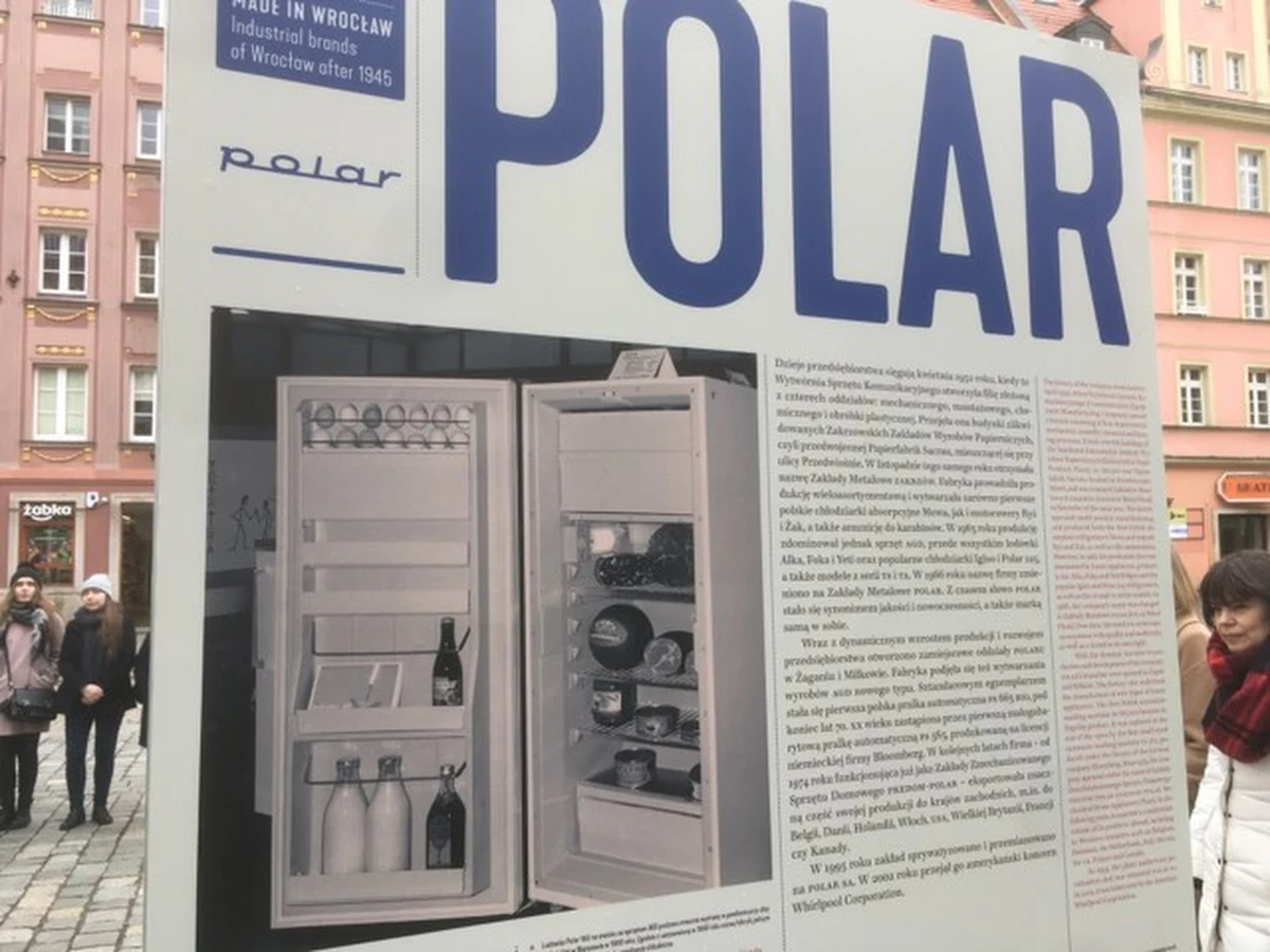 "Wyprodukowano we Wrocławiu. Przemysłowe marki Wrocławia po 1945 roku" - to tytuł plenerowej wystawy otwartej we wrocławskim Rynku. Przygotowana została przez Centrum Historii Zajezdnia oraz studentów historii Uniwersytetu Wrocławskiego.


