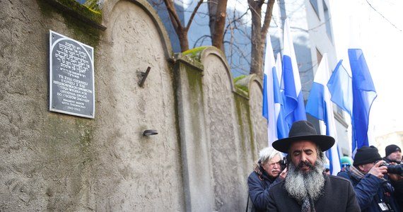 Setki mieszkańców i przedstawicieli środowiska żydowskiego wzięły w niedzielę udział w Marszu Pamięci w 80. rocznicę likwidacji krakowskiego getta. Przy ocalałym fragmencie muru getta złożyli kwiaty, a przy pomniku pomordowanych w Płaszowie odbyło się nabożeństwo.