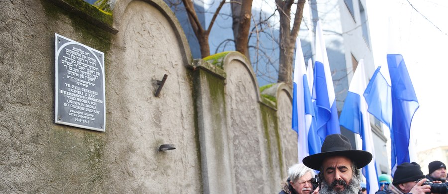 Setki mieszkańców i przedstawicieli środowiska żydowskiego wzięły w niedzielę udział w Marszu Pamięci w 80. rocznicę likwidacji krakowskiego getta. Przy ocalałym fragmencie muru getta złożyli kwiaty, a przy pomniku pomordowanych w Płaszowie odbyło się nabożeństwo.