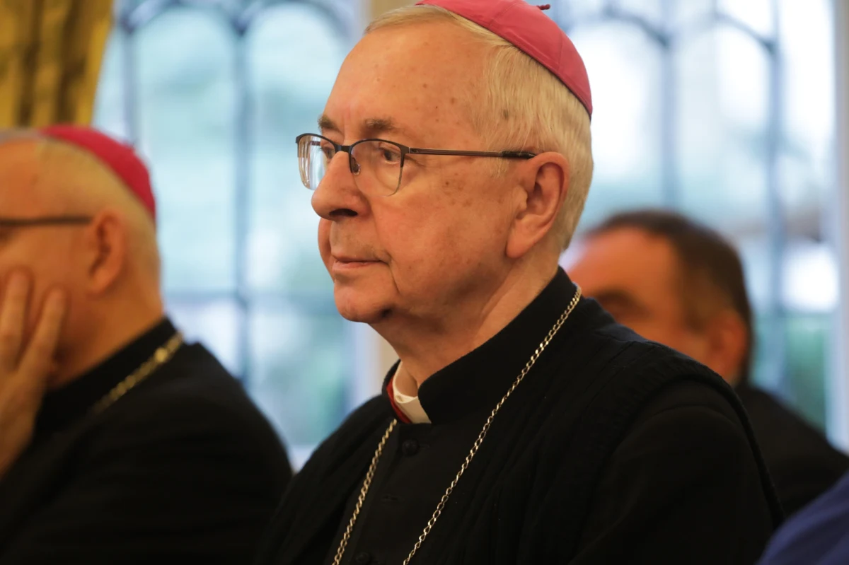 "Jan Paweł II chciałby dziś od nas prawdy, którą odkrywa się w pogłębionych badaniach, nie w nierzetelnych przekazach medialnych" – stwierdził w oświadczeniu wyemitowanym w TVP przewodniczący Konferencji Episkopatu Polski – arcybiskup Stanisław Gądecki. "Deklaruję po raz kolejny w imieniu Kościoła w Polsce, że będziemy z tą samą wrażliwością kontynuować pomoc zranionym. Będziemy wreszcie wytrwale bronić dobrego imienia Jana Pawła II" - dodał.