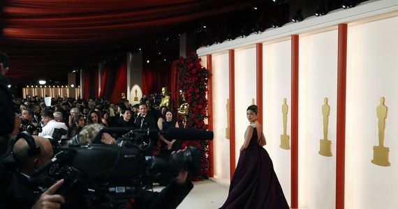 Podczas 95. ceremonii wręczenia Oscarów, która odbyła się tej nocy, gwiazdy nie przeszły po czerwonym dywanie. Organizatorzy postanowili, że tegoroczna tkanina była w kolorze szampana.
