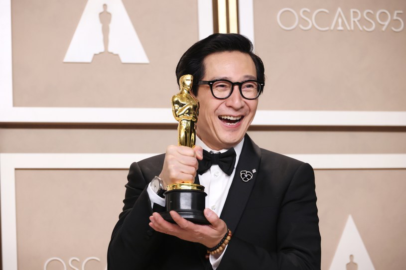 "Mamo, właśnie wygrałem Oscara" - te słowa na długo zapadną w pamięci widzom 95. ceremonii rozdania Oscarów. Ke Huy Quan otrzymał Oscara w kategorii najlepszy aktor drugoplanowy za rolę w filmie "Wszystko wszędzie naraz". 