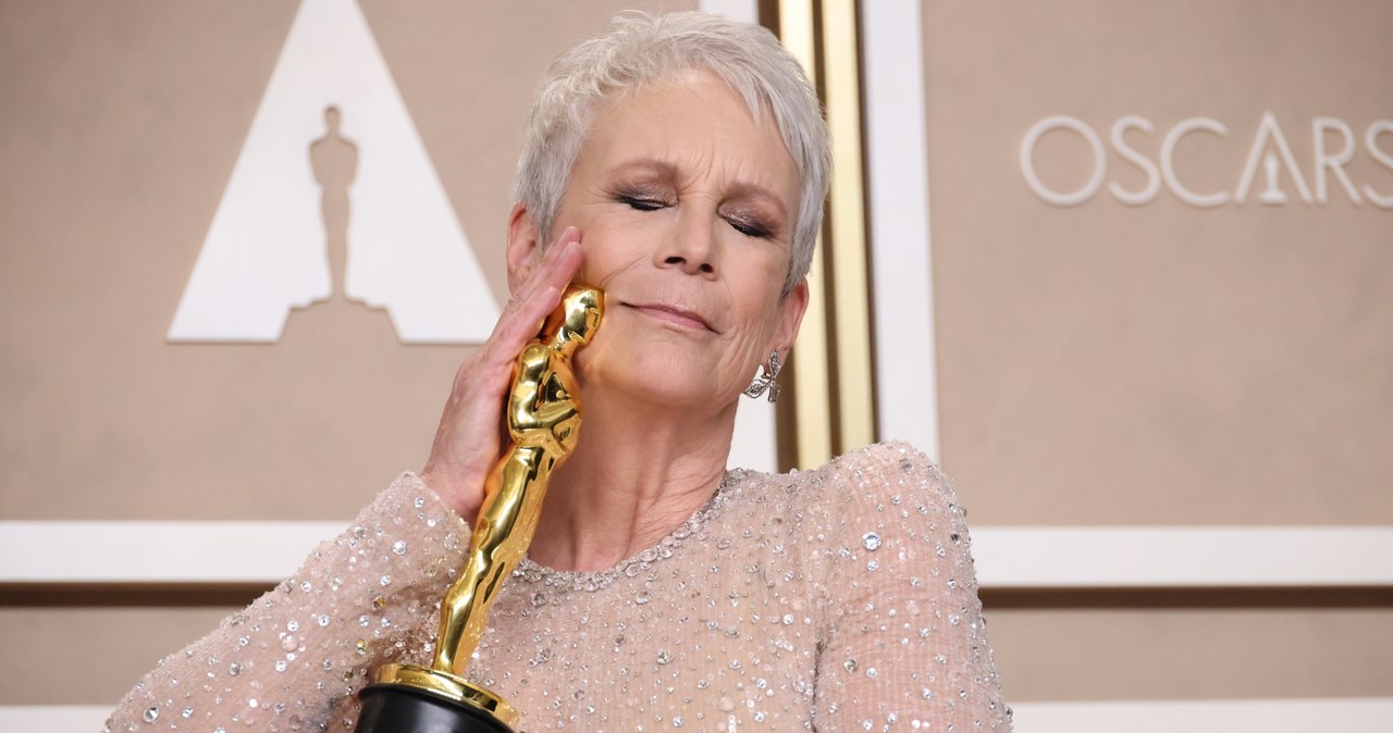 Jamie Lee Curtis całe lata czekała zanim została należycie doceniona w aktorskiej branży. Ta chwila wreszcie nadeszła - została nagrodzona Oscarem w kategorii najlepsza aktorka drugoplanowa za film "Wszystko wszędzie naraz". "Właśnie zdobyliśmy Oscara. Wygraliśmy go wspólnie" - powiedziała ze sceny.