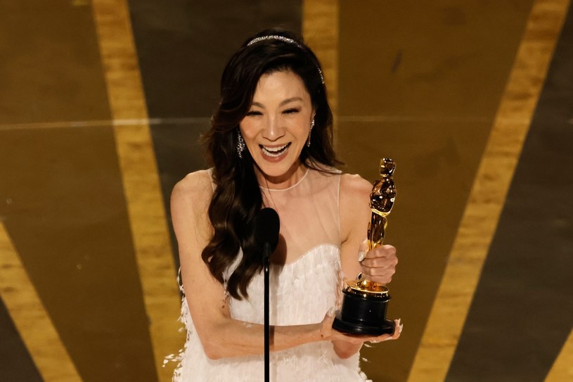 Pochodząca z Malezji Michelle Yeoh, którą pamiętamy dzięki rolom w filmach: "Przyczajony tygrys, ukryty smok", "Jutro nie umiera nigdy" czy "Wyznania gejszy" dostała Oscara w kategorii najlepsza aktorka pierwszoplanowa za występ w filmie "Wszystko wszędzie naraz". Jest pierwszą azjatycką aktorką, która tego dokonała we wspomnianej kategorii.