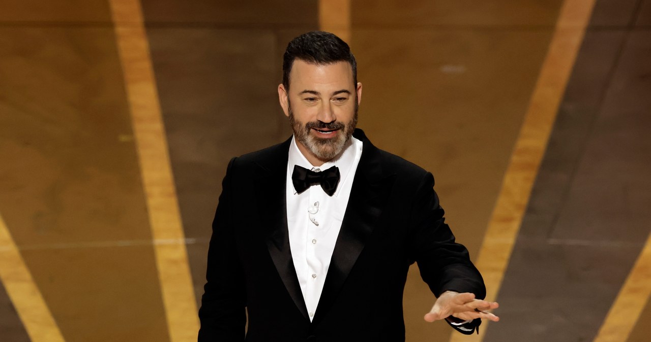 Jimmy Kimmel poprowadził tegoroczną ceremonię rozdania Oscarów. Jego monolog na rozpoczęcie gali odbił się szerokim echem w mediach. Gospodarz nawiązał m.in. do skandalu z zeszłego roku.
