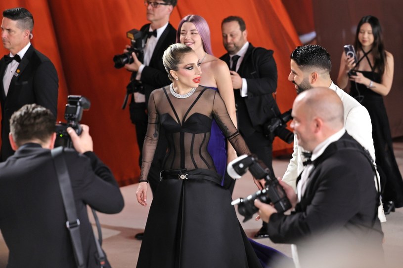 Gala Oscarów to nie tylko święto kina, ale równie ważna rewia mody na czerwonym (w tym roku szampańskim) dywanie. Podczas tej części doszło do małej wpadki - jeden z fotoreporterów zaliczył wywrotkę. Na ratunek pospieszyła od razu Lady Gaga, która pomogła wstać mężczyźnie. Fani zwrócili uwagę też na inne zachowanie wokalistki, już podczas samej ceremonii.