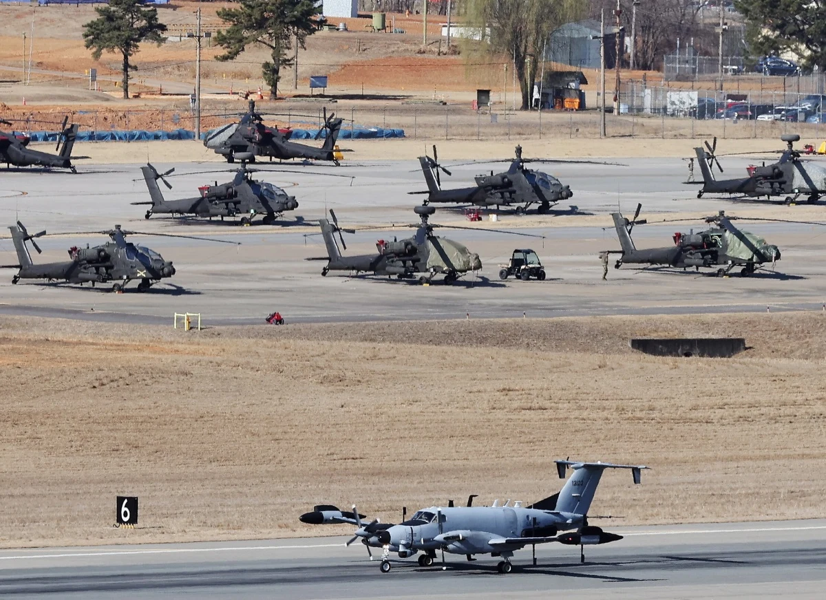Korea Południowa i Stany Zjednoczone rozpoczęły w poniedziałek wspólne ćwiczenia wojskowe, przeciwko którym stanowczo protestowała Korea Północna. Pjongjang poinformował o wystrzeleniu w odwecie dwóch pocisków z okrętu podwodnego, a komentatorzy spodziewają się dalszych prowokacji.