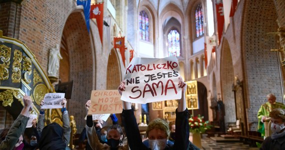 Z transparentami o treściach związanych z prawem do aborcji stanęli w październiku 2020 r. przed ołtarzem w poznańskiej katedrze, by wyrazić swój sprzeciw wobec wyroku TK. Prokuratura skierowała sprawę do sądu. Na ławie oskarżonych zasiadły 32 osoby - w poniedziałek oskarżeni zostali uniewinnieni.
