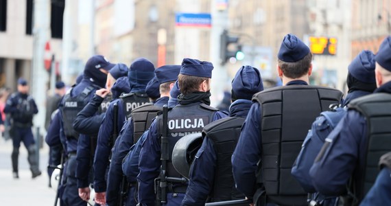 Komendant wojewódzki policji w Białymstoku wszczął postępowanie dyscyplinarne wobec naczelnika wydziału prewencji tej komendy. Powód? Policjant w czasie spotkania w Dzień Kobiet miał klepnąć ręką w pośladki pracownicę cywilną komendy. 