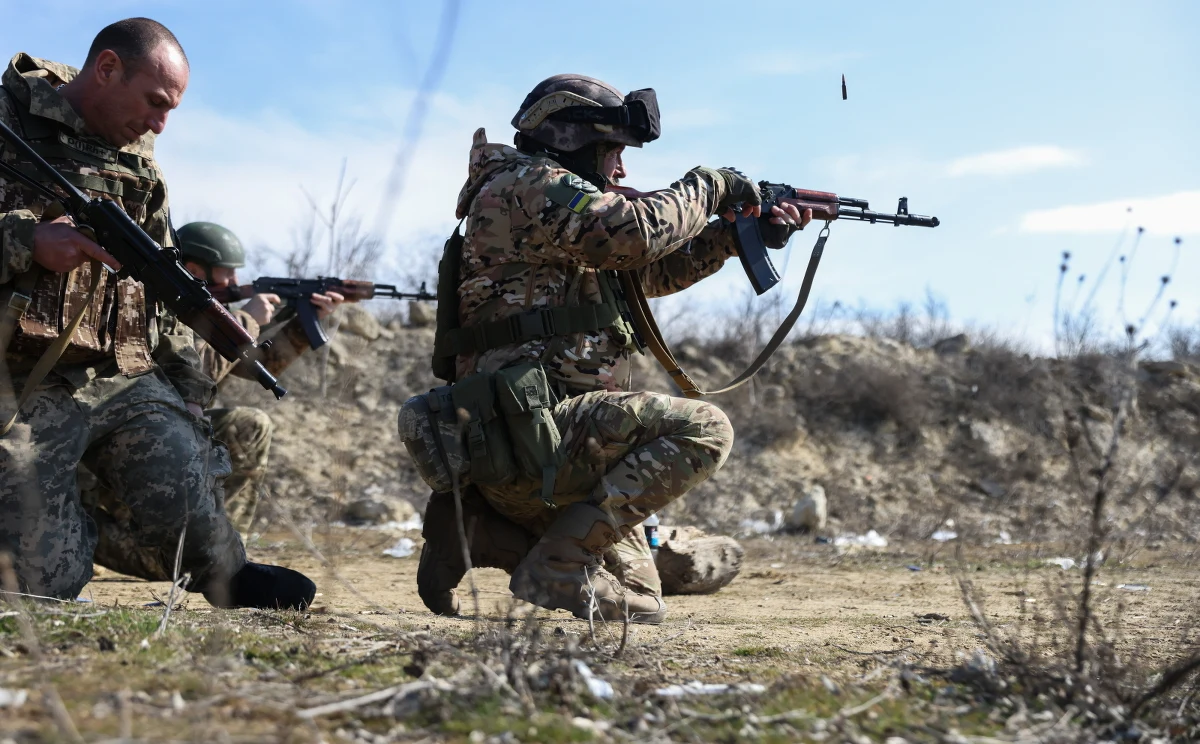 Szef władz obwodu ługańskiego Serhij Hajdaj powiedział, że w okolicach Kreminnej i Biłohoriwki we wschodniej części Ukrainy trwa zmasowane rosyjskie natarcie. Urzędnik stwierdził, że choć sytuacja jest trudna, to za 2-3 tygodnie, wraz z poprawą pogody, należy się spodziewać ukraińskiej kontrofensywy.