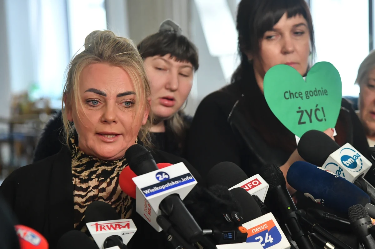 Klub Koalicji Obywatelskiej przejmuje obywatelski projekt ustawy o rencie socjalnej, podwyższający wysokość renty do minimalnego wynagrodzenia, i zgłasza jako swój - poinformowały posłanki KO: Małgorzata Kidawa-Błońska, Marzena Okła-Drewnowicz i Iwona Hartwich.