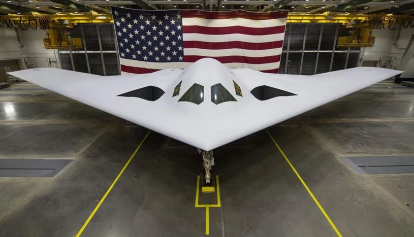 Siły Powietrzne Stanów Zjednoczonych opublikowały dwa zdjęcia bombowca B-21 Raider, które dostarczają nowych informacji na temat tej wyjątkowej konstrukcji o wartości 692 mln USD, zdolnej do przenoszenia zarówno broni konwencjonalnej, jak i ładunków jądrowych.