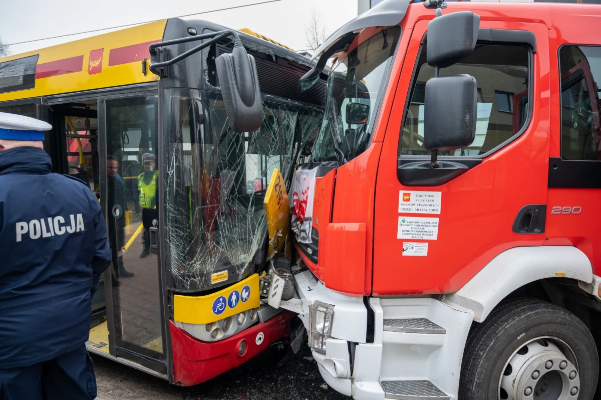Groźny wypadek na ul. Przybyszewskiego w Łodzi. Wóz strażacki zderzył się z autobusem komunikacji miejskiej. Autobusem podróżowało 15 osób. W zdarzeniu ranne zostały 3 osoby.