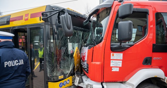 Groźny wypadek na ul. Przybyszewskiego w Łodzi. Wóz strażacki zderzył się z autobusem komunikacji miejskiej. Autobusem podróżowało 15 osób. W zdarzeniu ranne zostały 3 osoby.