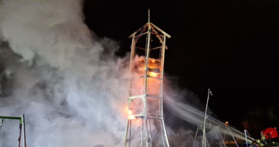 W nocy z niedzieli na poniedziałek nieznani sprawcy podpalili urządzenia na placu zabaw w Opolu - poinformowała Straż Pożarna. Plac jeszcze nie został oddany do użytku, spłonęło niemal wszystko. 