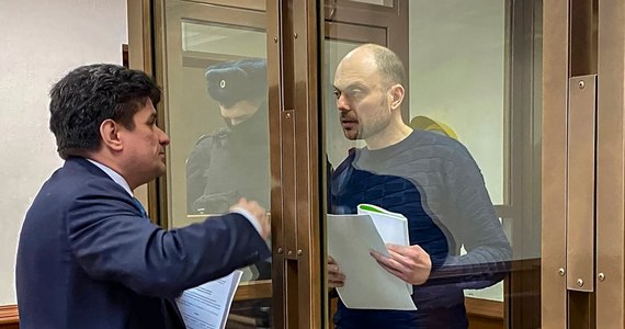 W Moskwie rozpoczął się w poniedziałek proces rosyjskiego opozycjonisty Władimira Kara-Murzy, oskarżonego o zdradę stanu. Jest on zdeklarowanym krytykiem władz na Kremlu. Rozprawa toczy się za zamkniętymi drzwiami