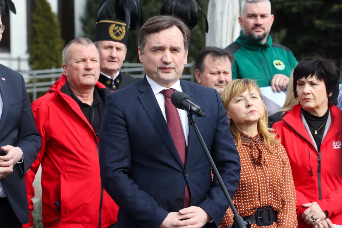 "Zgodnie z przepisami nie mogłem jej pozostawić w samochodzie" - tak minister sprawiedliwości Zbigniew Ziobro tłumaczy w rozmowie z "Super Expressem", dlaczego miał ze sobą broń na poniedziałkowej konferencji prasowej w Rogowcu. Pistolet za paskiem spodni ministra uchwyciły telewizyjne kamery. 