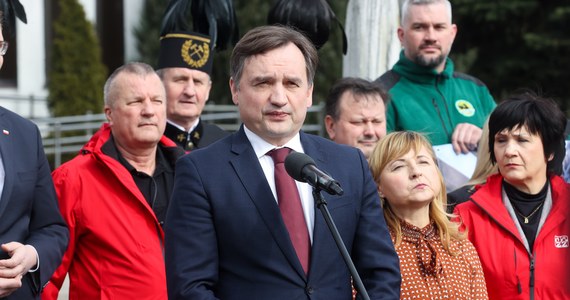 "Zgodnie z przepisami nie mogłem jej pozostawić w samochodzie" - tak minister sprawiedliwości Zbigniew Ziobro tłumaczy w rozmowie z "Super Expressem", dlaczego miał ze sobą broń na poniedziałkowej konferencji prasowej w Rogowcu. Pistolet za paskiem spodni ministra uchwyciły telewizyjne kamery. 