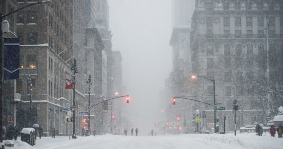 Gubernator stanu Nowy Jork Kathy Hochul ogłosiła stan wyjątkowy ze względu na przewidywane śnieżyce, ulewy i wichury. Rezultatem mogą być powalone drzewa i zerwane linie energetyczne.