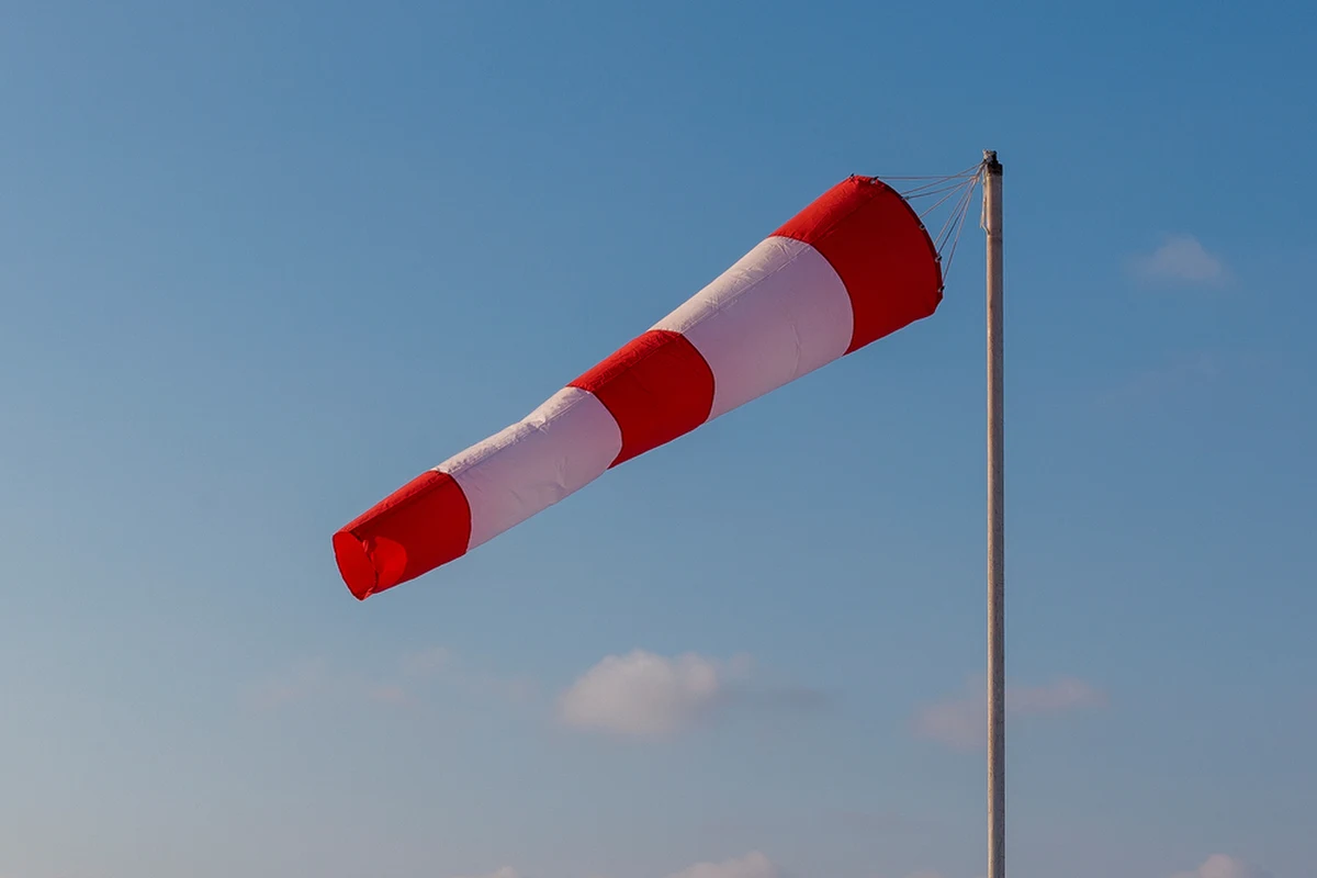 Nawet z prędkością ponad 100 km/h wiał wiatr na południu Małopolski w nocy z poniedziałku na wtorek. Strażacy interweniowali 50 razy, najwięcej w powiatach wadowickim oraz tatrzańskim.