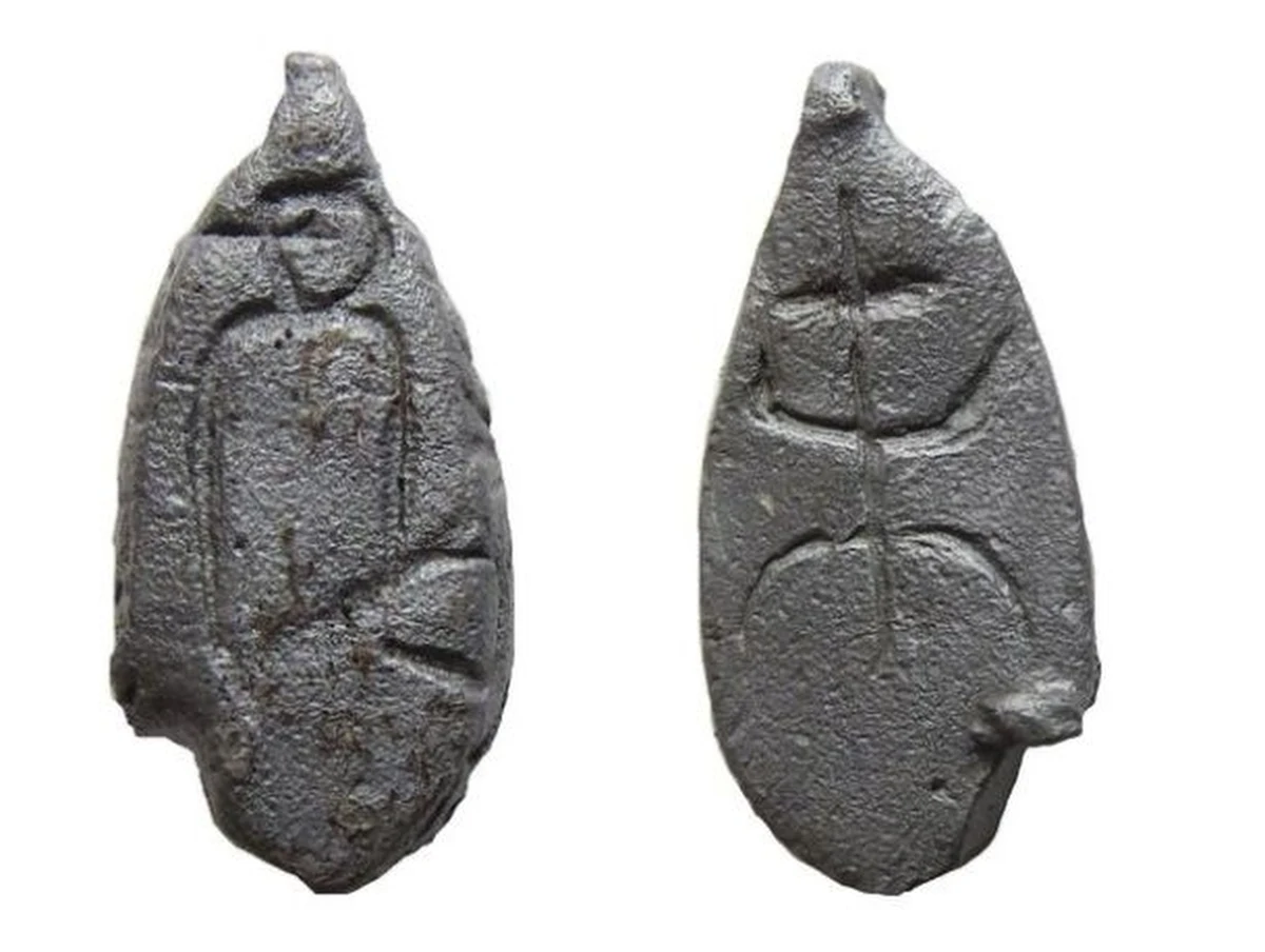 Niezwykle ciekawego odkrycia dokonali archeolodzy w Darominie w powiecie sandomierskim. Znaleziska z XI i XII wieku, w tym fragmenty broni, denary Bolesława Śmiałego i nietypowy amulet mogą świadczyć o tym, że w istniejącej tam średniowiecznej osadzie mógł znajdować się dwór rycerski.