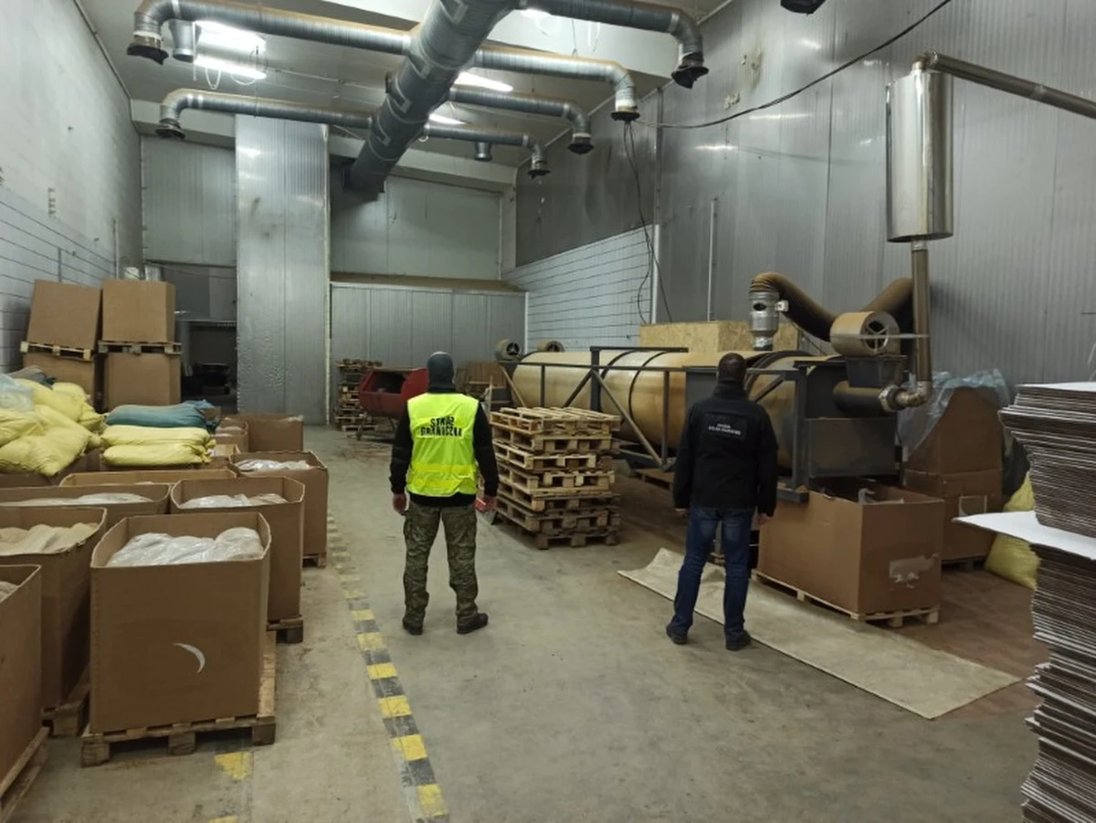 Krajanka i papierosy o szacunkowej wartości 9,5 mln zł zabezpieczyli funkcjonariusze straży granicznej i urzędu celno-skarbowego. Gang tytoniowy działał w powiecie włocławskim (woj. kujawsko-pomorskie).