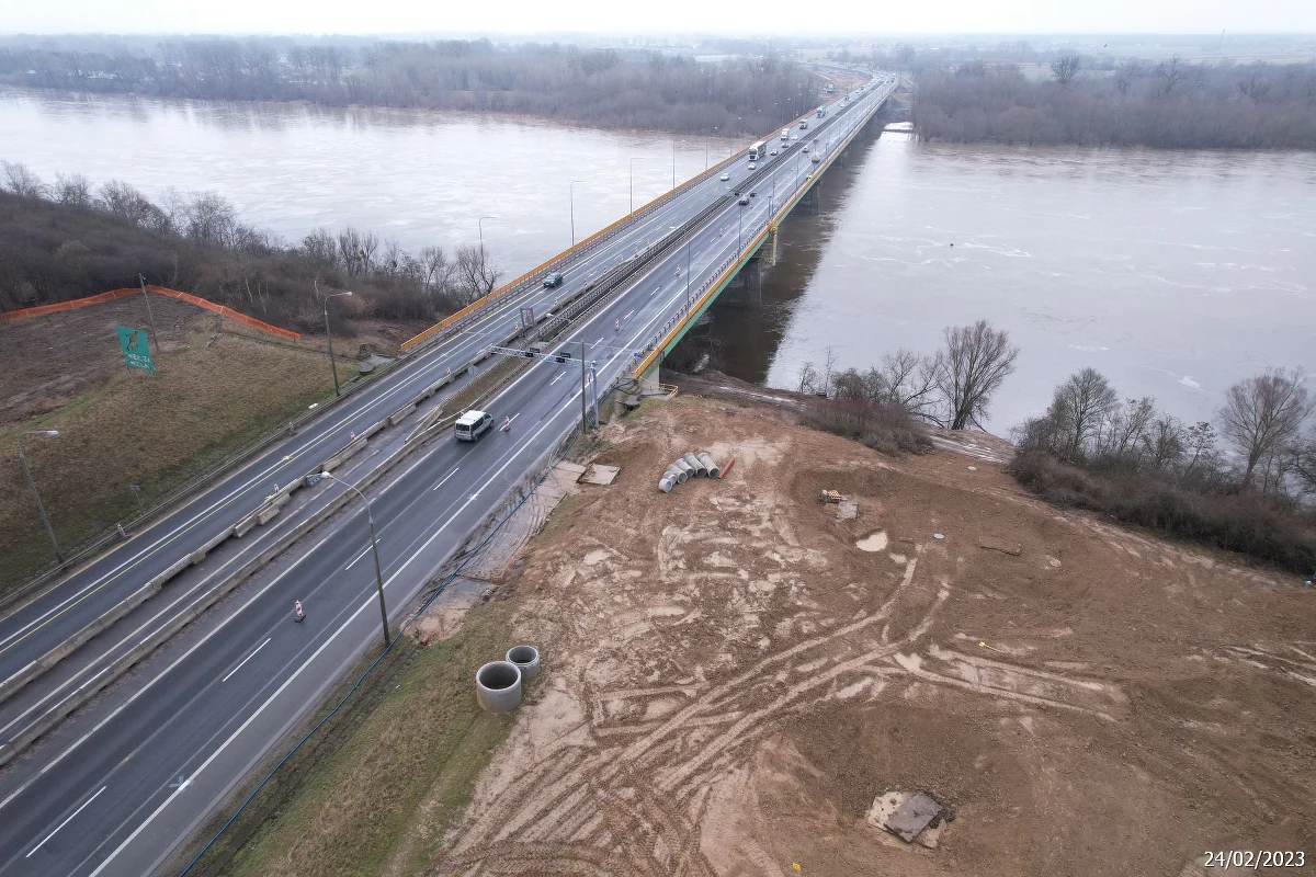 Na trasie S7 w Zakroczymiu kierowców czekają od dziś spore utrudnienia. Jak podaje GDDKiA, "ruch w obu kierunkach będzie się odbywał jezdnią w stronę Warszawy, w zmiennym przekroju 2+1". Wyjaśniamy, na czym polega ten sposób organizacji ruchu.