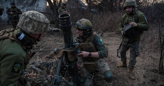 Zachodni analitycy szacują, że Ukraina straciła dotąd w wojnie z Rosją około 120 tys. zabitych i rannych żołnierzy, podczas gdy najeźdźcy aż 200 tys.; mniejsza liczebnie ukraińska armia jest jednak wyczerpana po ponad roku walk, dlatego przeprowadzenie przez nią zapowiadanej wiosennej kontrofensywy może być dużym wyzwaniem - ocenił dziennik "Washington Post".